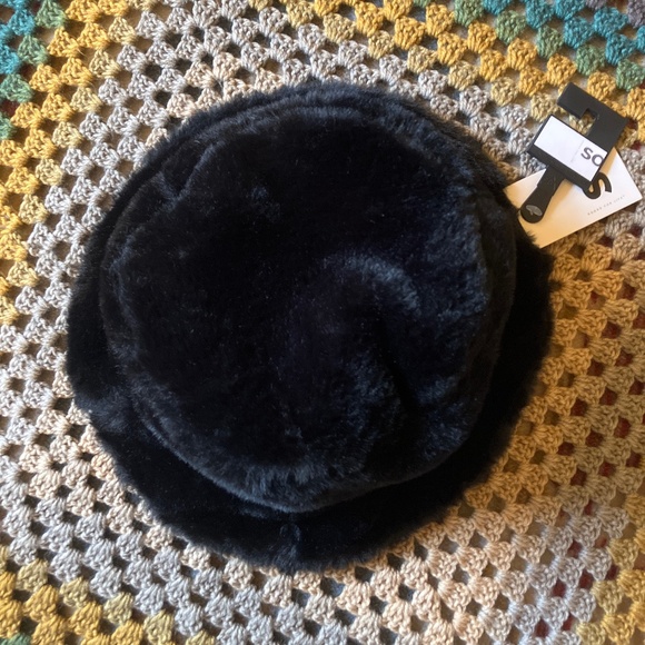 Black Fuzzy / Fur Bucket Hat - Picture 2 of 5